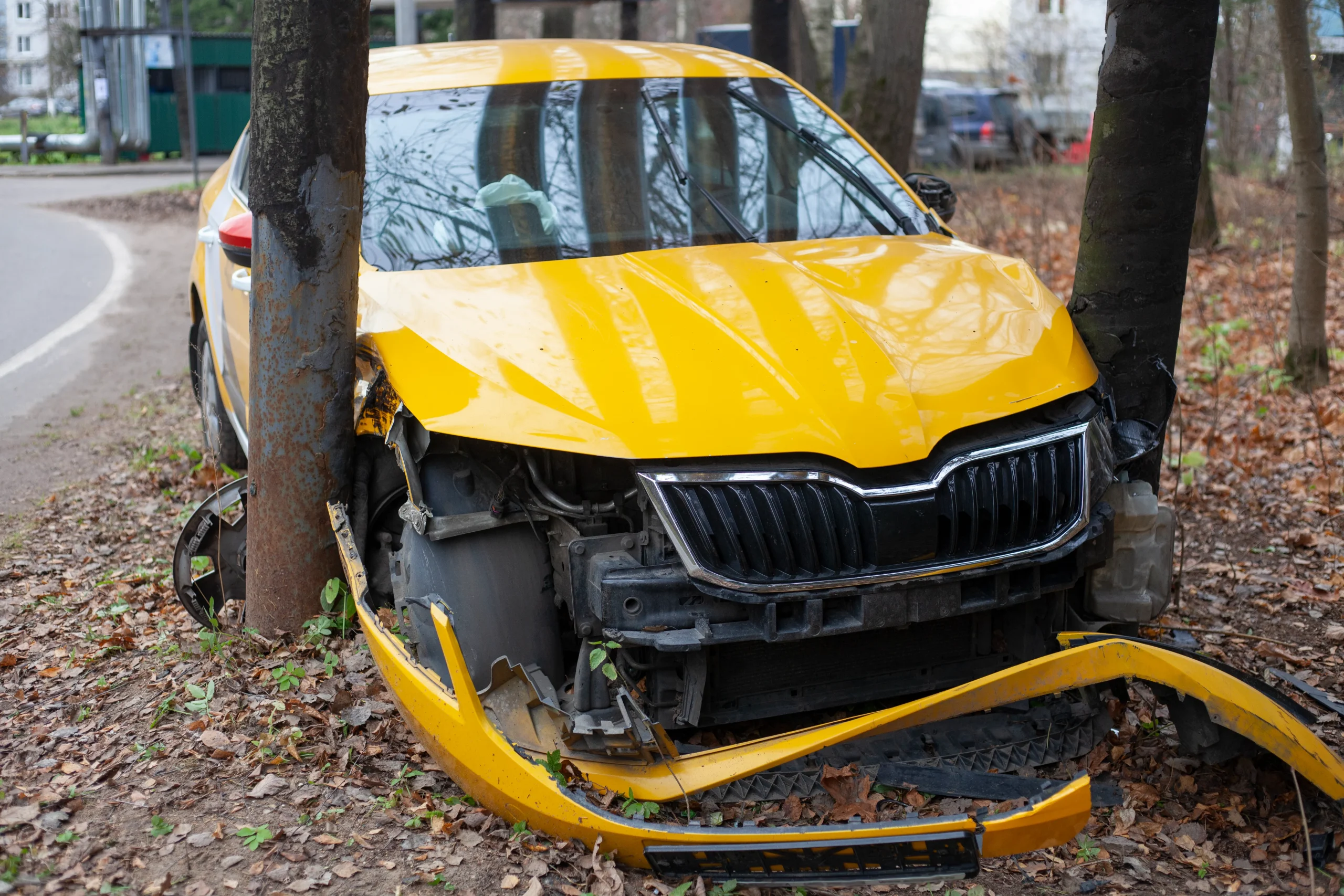 taxi car crashed into pole yellow car flew off road car accident dangerous situation